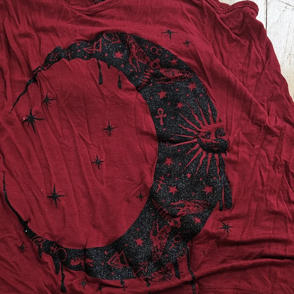 Red Moon Graphic Women's Top - Picture 3 of 3
